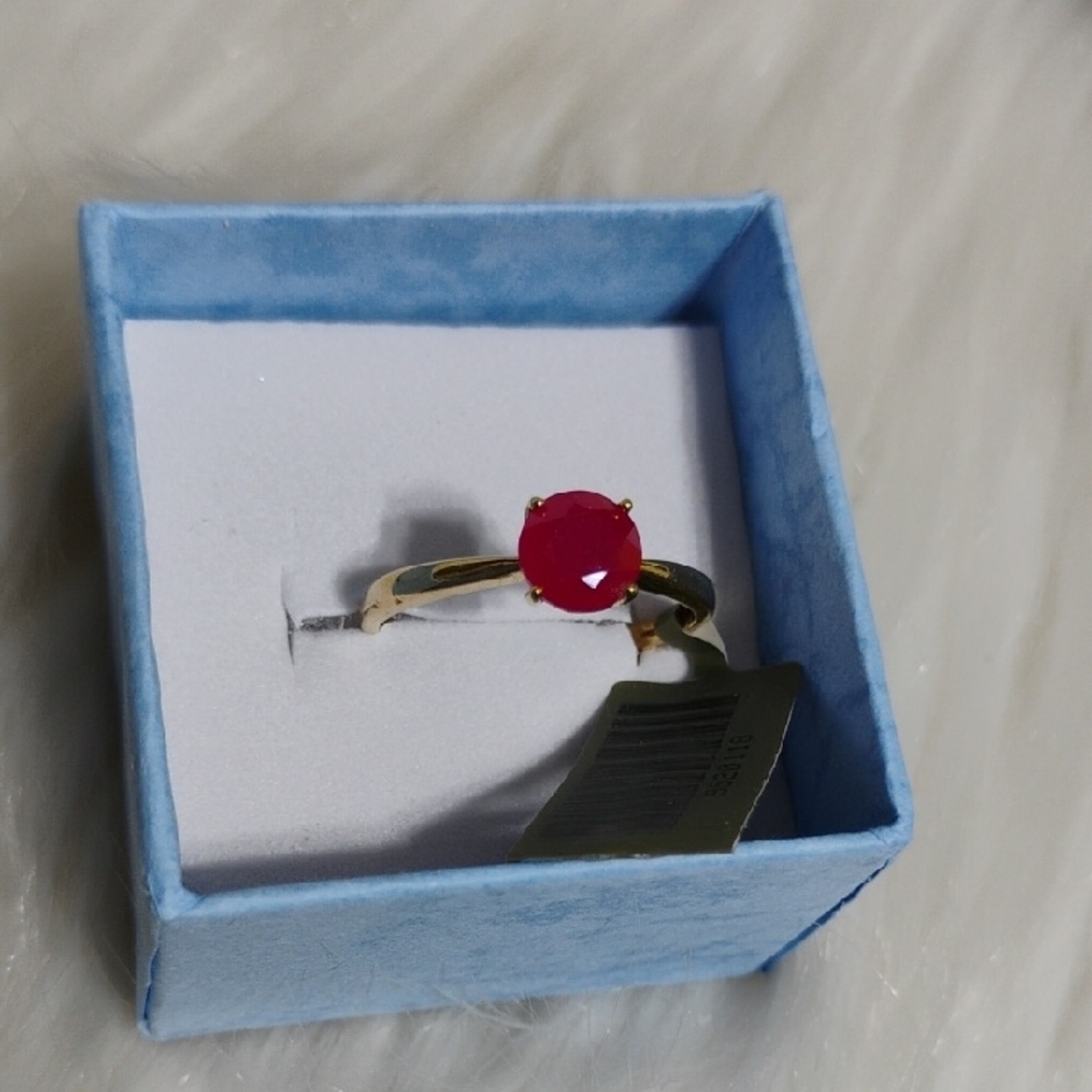 SALE! Elegant 10kt Solid Gold & Genuine 1.06 CTS Ruby Solitaire Ring - Picture 12 of 15
